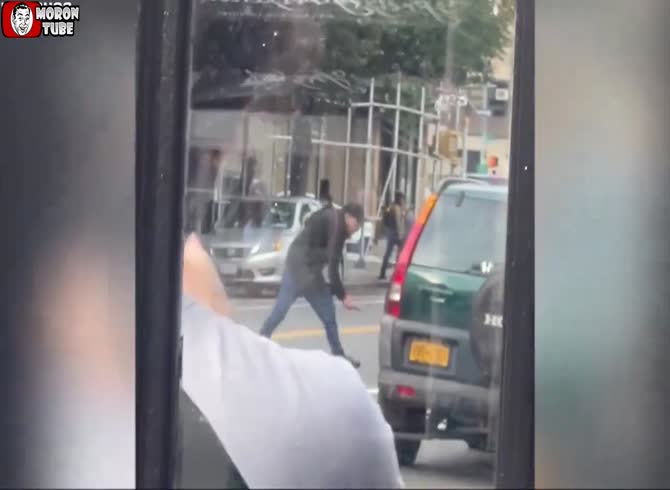 Video :A knife battle in New York during the day